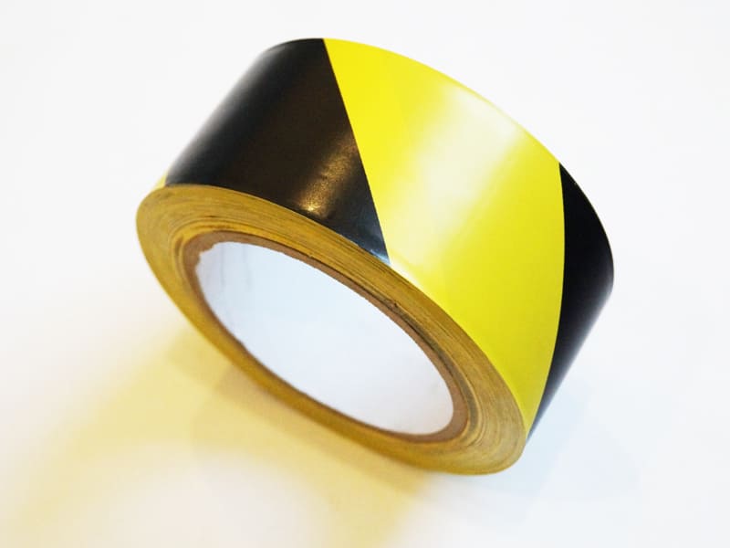 ПВХ ОПП лента разметочная, самоклеящаяся, 33м на 50мм, цвет черно-желтый (040122)